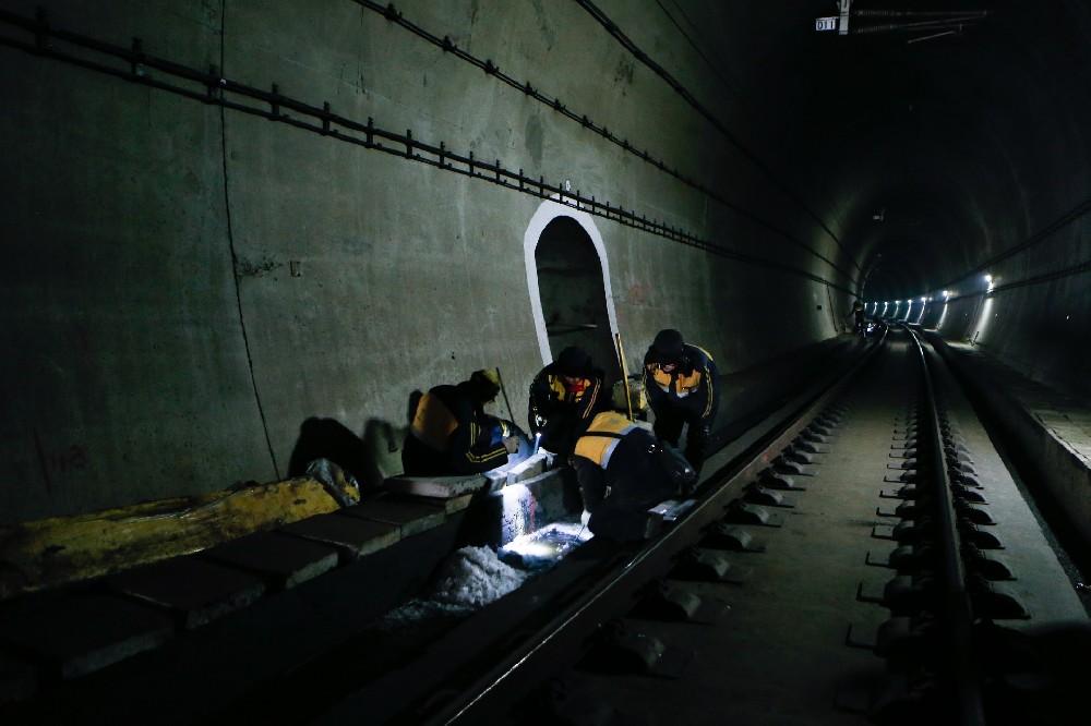 松桃铁路运营隧道病害现状